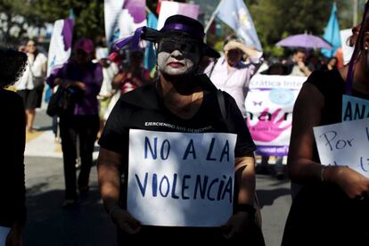 Una mujer participar en la conmemoración por el día internacional para la eliminación de la violencia contra la mujer, en San Salvador.