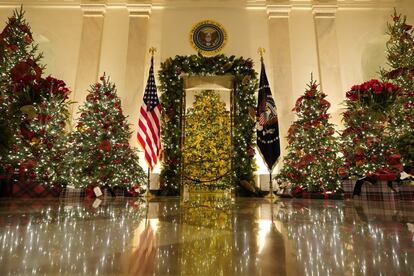 La entrada principal a la Habitación Azul, este lunes 30 de noviembre. "Juntos celebraremos esta tierra a la que estamos orgullosos de llamar hogar", agregó Melania Trump, quien vivirá su última Navidad junto a su esposo en la Casa Blanca.