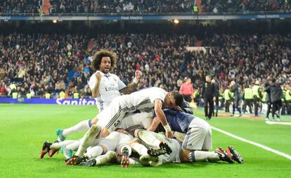 Sergio Ramos y Kroos, sepultados por sus compañeros tras el gol del 3-2 contra el Deportivo.