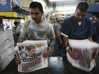 Una imprenta de periódicos con la noticia de la captura de El Chapo.
