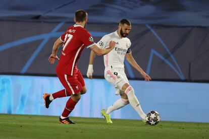 El delantero francés del Real Madrid Karim Benzema intenta superar a Nathaniel Phillips.