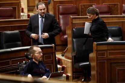 Desde la izquierda: el portavoz de Unidas Podemos, Pablo Echenique, el ministro de Transportes, José Luis Ábalos , y la ministra de Trabajo, Yolanda Díaz.