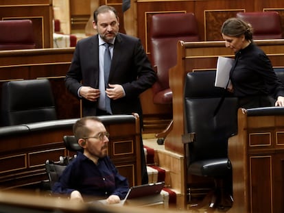 Desde la izquierda: el portavoz de Unidas Podemos, Pablo Echenique, el ministro de Transportes, José Luis Ábalos , y la ministra de Trabajo, Yolanda Díaz.