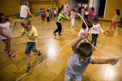 Clase de Educación Física en el Colexio Viñagrande de Vilanova de Arousa.