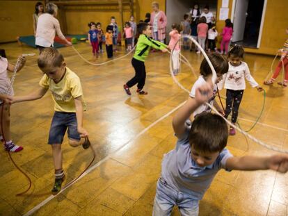 Clase de Educación Física en el Colexio Viñagrande de Vilanova de Arousa.