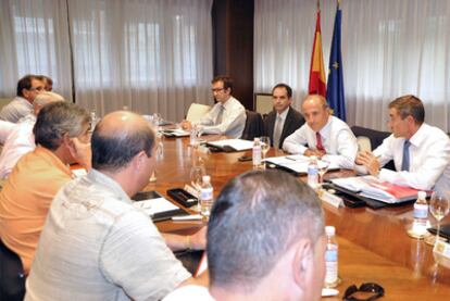 El ministro de Industria, Miguel Sebastián, durante la reunión de este miércoles con representantes de los mineros.