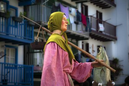 Gigante en honor a las pescadoras de los puertos vascos en la fiesta popular en Hondarribia.