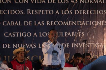 Familiares de los 43 desaparecidos realizan un discurso durante el mitin al finalizar la marcha en el zócalo de la capital