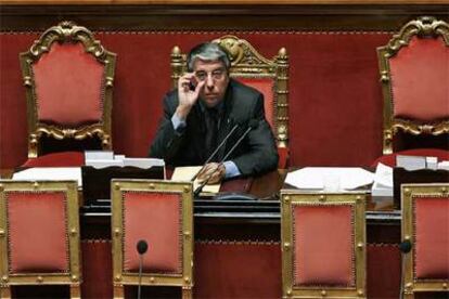 El ministro de Relaciones con el Parlamento, Carlo Giovanardi, durante su comparecencia de ayer en el Senado.
