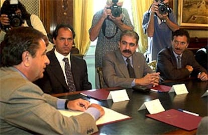 El presidente de Argentina, Eduardo Duhalde (izquierda), durante la reunión con presidentes de los <i>clubs</i> del fútbol, que acumulan multimillonarias deudas.