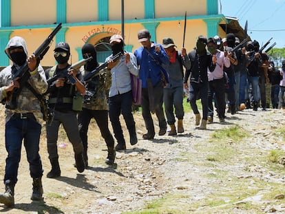 Integrantes del nuevo grupo de autodefensas denominado "El Machete", que pretende combatir a los grupos criminales en la comunidad indígena Tzotzil San José Tercero, desfilan durante su presentación en el municipio de Pantelhó, Chiapas.