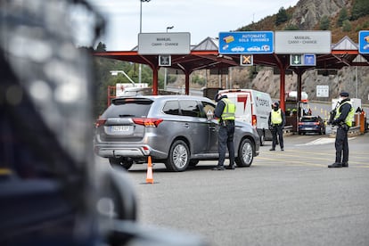 Controles policiales en el peaje de acceso a la comarca de La Cerdanya