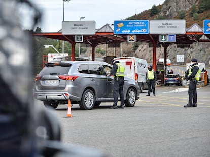 Controles policiales en el peaje de acceso a la comarca de La Cerdanya