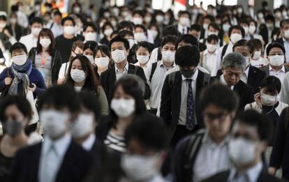 Viajeros caminan por la estación de Shinagawa, en Tokio (Japón).