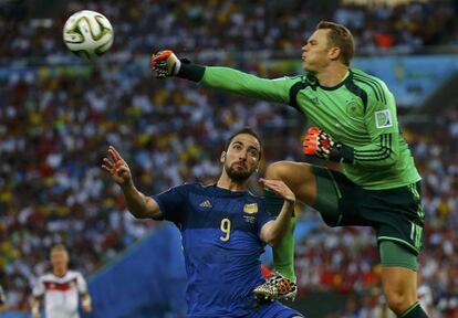 Manuel Neuer choca contra Gonzalo Higuain. 