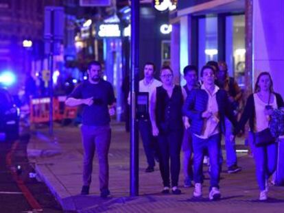 Tres hombres arrollan a peatones en un céntrico puente de la capital británica y apuñalan a varias personas en un mercado gastronómico cercano antes de caer abatidos por la policía