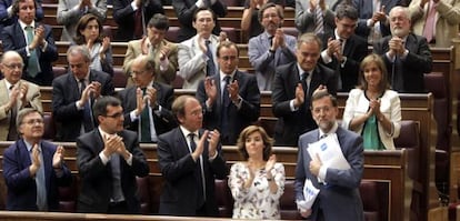 Los diputados del PP aplauden en pie a su líder, Mariano Rajoy, tras su intervención.