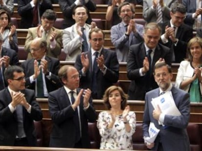 Los diputados del PP aplauden en pie a su líder, Mariano Rajoy, tras su intervención.