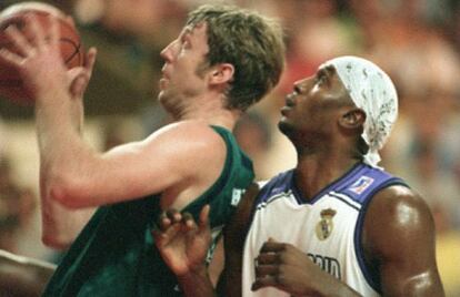 Huffman lanza a canasta, en el Palacio de los Deportes de Madrid en 1998.