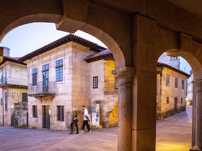 El Museo Provincial de Pontevedra, iluminado de noche, en la plaza de la Leña, en pleno centro histórico.