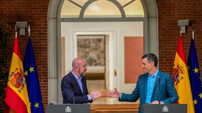 El presidente del Consejo Europeo, Charles Michel, junto al presidente del Gobierno, Pedro Sánchez, este domingo en La Moncloa.