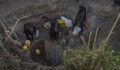 Unas mujeres yemeníes obtienen agua de un pozo abierto.
