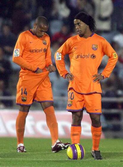 Henry y Ronaldinho, tras uno de los goles recibidos del Getafe.