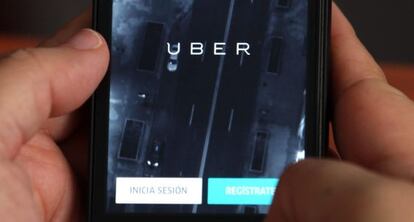 Un usuario inicia sesión en Uber.