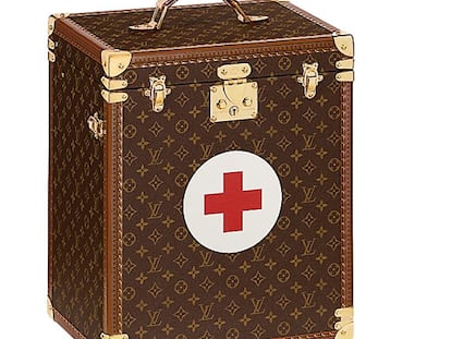 A las maletas diseñadas por Adrià, Hirst, Leivobitz, Jacobs y Santaolalla, Luis Vuitton añadió este botiquín pensado por Patrick-Louis Vuitton. Fue su encargo personal. Se trata de una reproducción del modelo usado por la Cruz Roja durante la Primera Guerra Mundial. "El resultado tiene un alto valor simbólico. Representa el poder de la Cruz Roja como organización y el poder de la cruz como símbolo," declaró durante la subasta Olivier Brault, director del movimiento en Francia.