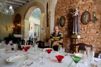 Lazaro Morgado en Sol Ananda, el restaurante privado que regenta frente a la plaza mayor de Trinidad.