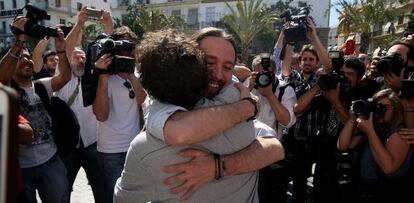 Pablo Iglesias abraza a Jos&eacute; Mar&iacute;a Gonz&aacute;lez, este viernes.