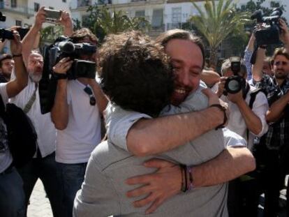 Pablo Iglesias abraza a Jos&eacute; Mar&iacute;a Gonz&aacute;lez, este viernes.