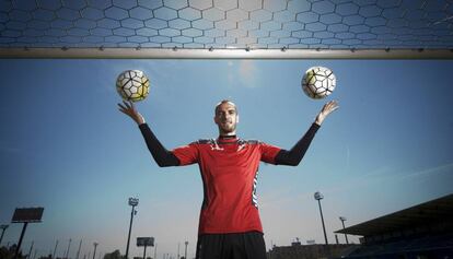 Pau L&oacute;pez posa en la Ciudad Deportiva del Espanyol. 