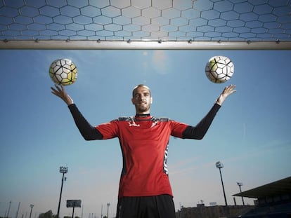 Pau L&oacute;pez posa en la Ciudad Deportiva del Espanyol. 