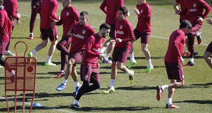 Gait&aacute;n, Correa y Carrasco en el entrenamiento del Atl&eacute;tico. 