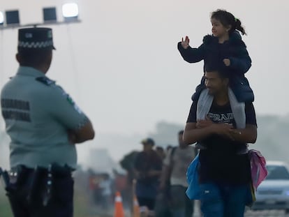 Migrantes caminan en una caravana en un intento de llegar a la frontera con Estados Unidos, en el estado de Oaxaca, el 9 de enero.