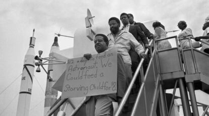 El reverendo Ralph Abernathy, en primer plano, protesta en Cabo Cañaveral contra el Programa Apolo, el 15 de julio de 1969.