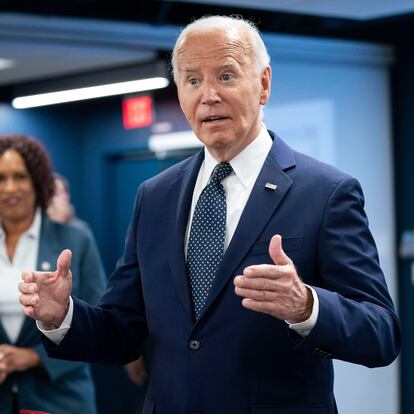 Washington (United States), 02/07/2024.- President Joe Biden greets empolyees at the D.C. Emergency Operations Center after receiving a briefing on extreme weather a briefing from National Weather Service, Department of Homeland Security, FEMA and Department of Labor officials on extreme weather throughout the United States, in Washington, DC, USA, 02 July 2024. (Estados Unidos) EFE/EPA/BONNIE CASH / POOL