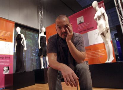 El diseñador Juan Duyos, en la exposición <b><i>20 iconos del siglo XX,</b></i> en el Museo del Traje.