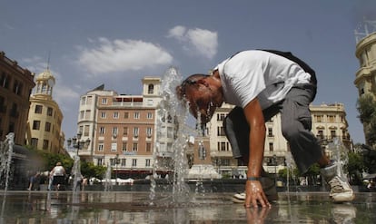 Un hombre se refresca en una fuente del centro de C&oacute;rdoba este jueves. 