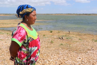 Mujer wayuu cerca de una reserva de agua en La Guajira, Colombia.