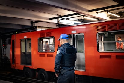 Un elemento de la policía local en la línea 9 del metro de Ciudad de México.