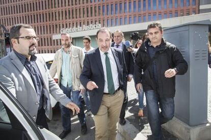 Ramon Espadaler saliendo de la Ciudad de la Justicia en L&#039;Hospitalet.