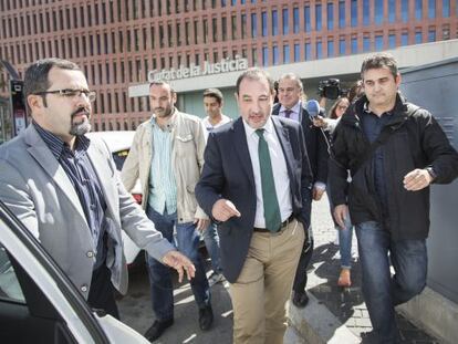 Ramon Espadaler saliendo de la Ciudad de la Justicia en L&#039;Hospitalet.