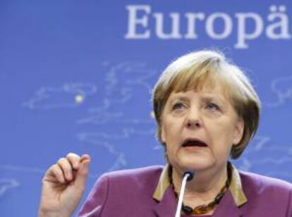 La canciller alemana, Angela Merkel, durante una rueda de prensa celebrada tras la reunión del consejo Europeo en la sede de esta institución en Bruselas, Bélgica, ayer.