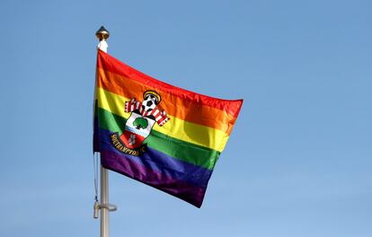 A bandeira da Rainbow Laces com o escudo do Southampton. Segundo a investigação de Stonewall, 63% dos fanáticos por futebol disseram que deveria ser feito mais para que as pessoas LGBT se sintam aceitas nesse contexto.