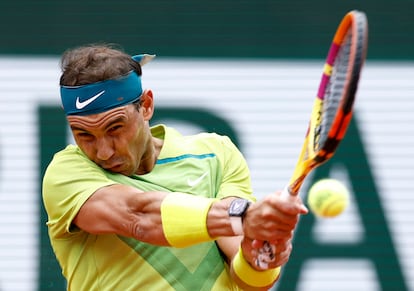 Rafael Nadal devuelve la pelota de revés. El mallorquín llegó a la final con el físico al límite  y un desgaste acumulado considerable. En los tres últimos duelos, frente a Felix Auger Aliassime, Novak Djokovic y Zverev, invirtió en la pista 11 horas y 44 minutos. 