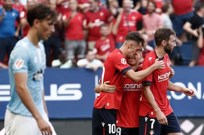 Los jugadores del Osasuna Aimar Oroz, Jon Moncayola y Bryan Zaragoza celebran el segundo gol de su equipo en el partido contra el Celta el pasado 1 de septiembre.