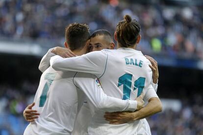 Benzema y Bale felicitan a Cristiano tras su segundo al Alavés.
