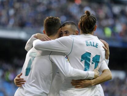 Benzema y Bale felicitan a Cristiano tras su segundo al Alav&eacute;s. 